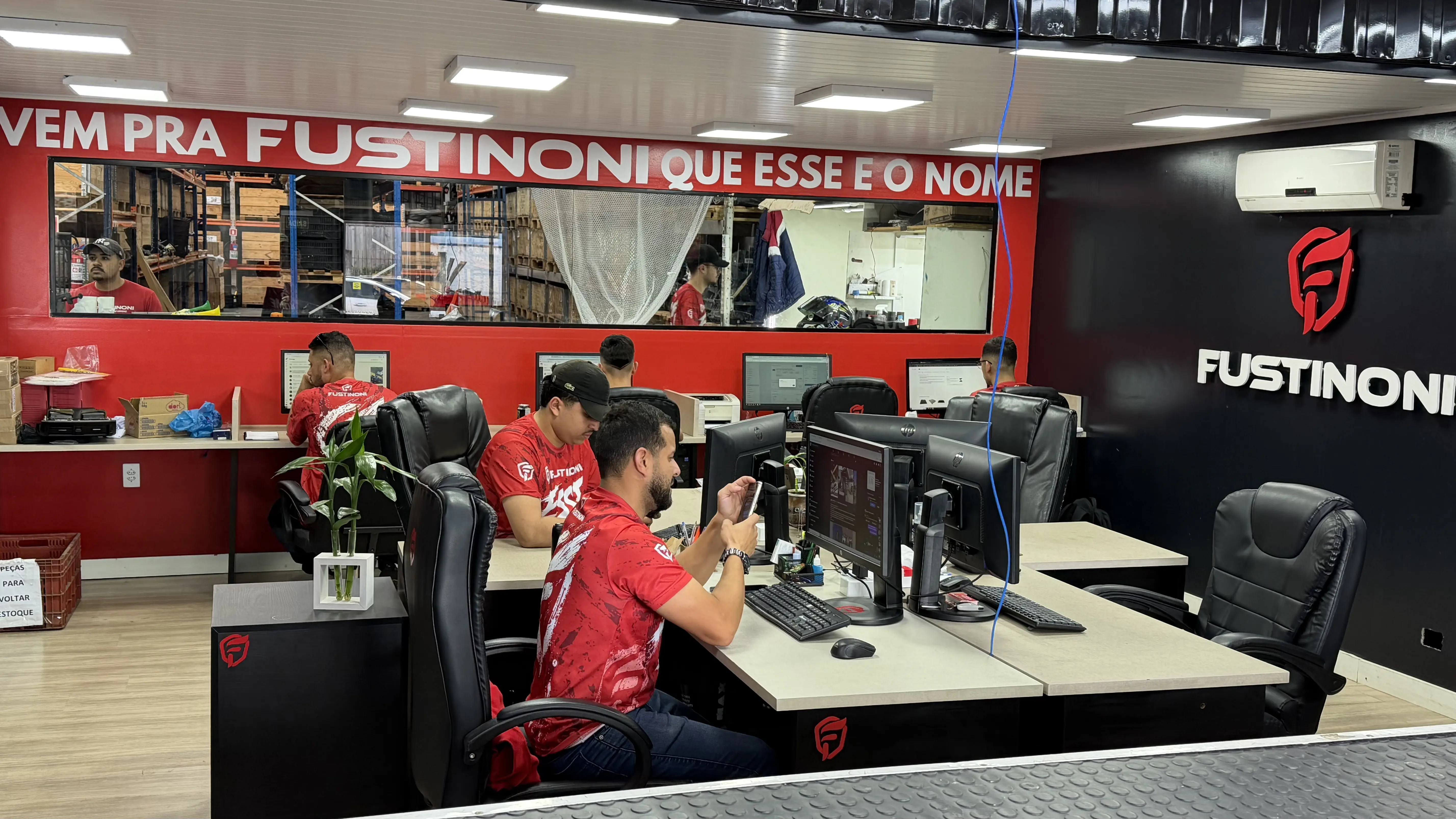 Equipe da Fustinoni Auto Peças no atendimento